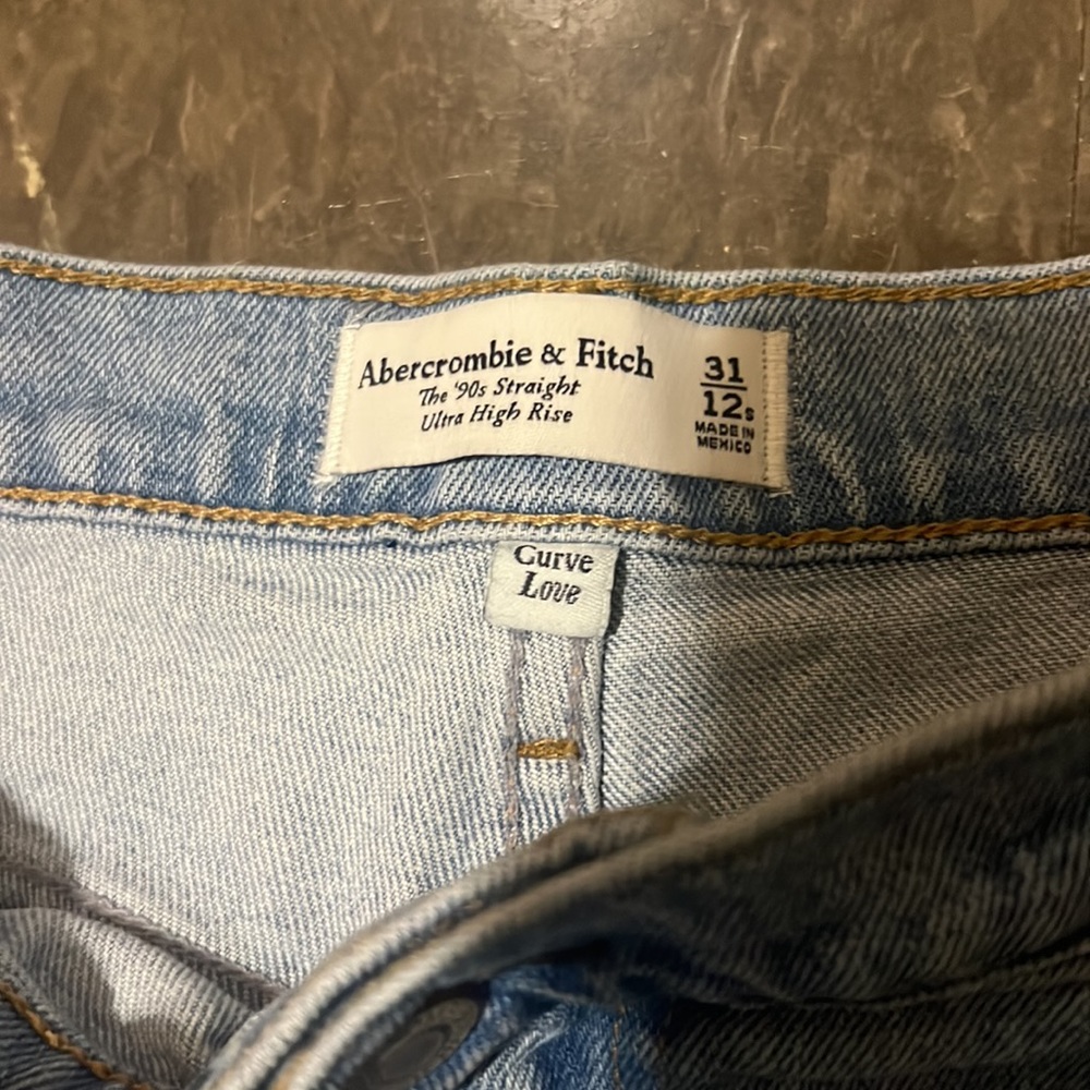 Abercrombie & Fitch The 90’s Straight Ultra High Rise Jeans